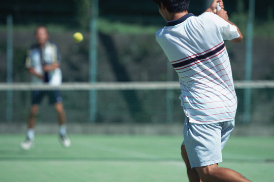 ゴルフの練習をする男性