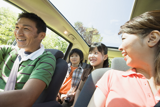 ドライブをする家族