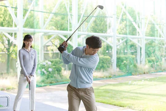 ゴルフの練習をする男性