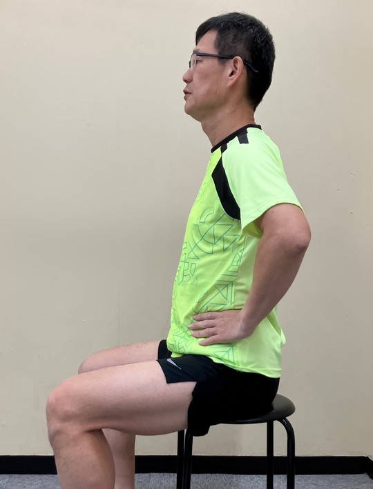 腰に手をあてる