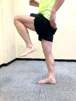 蹴り上げて足踏み