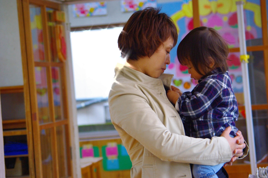 子供を抱っこする女性