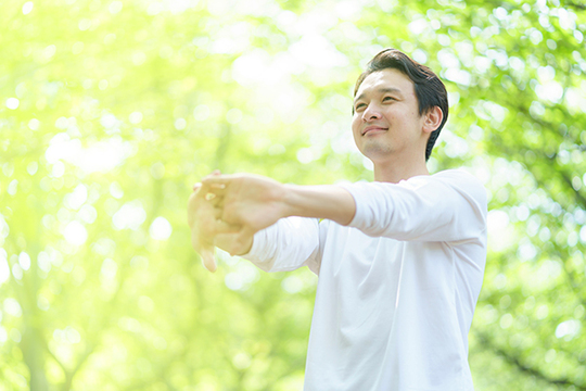 伸びをする男性