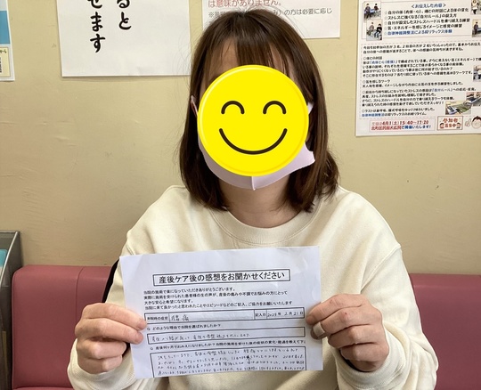 アンケート用紙を持つO・Kさん