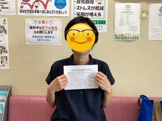 アンケート用紙を持ったふぉれ吉さん