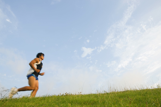 芝生を走るランナー