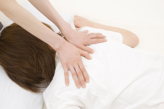 施術を受けている女性