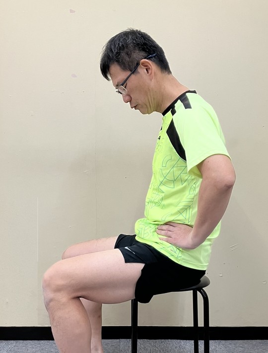 骨盤を後ろに倒す