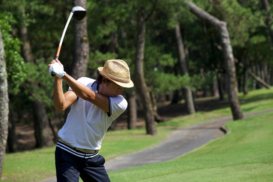 ゴルフをする男性