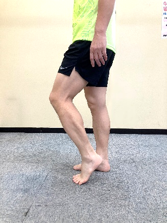 つま先で蹴り上げ