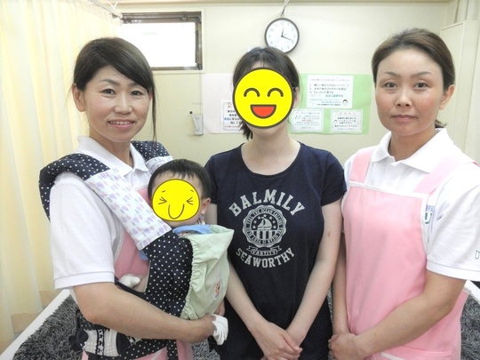 スタッフ二人とR・Yさん親子のフォーショット