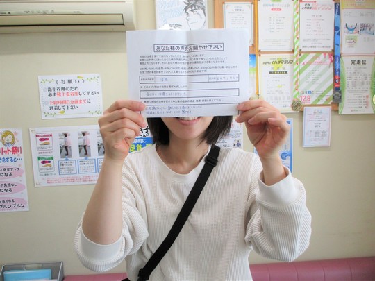 アンケート用紙を持つK・Sさん