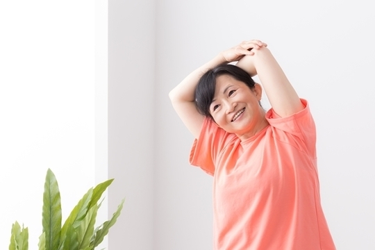 肩のストレッチをする女性