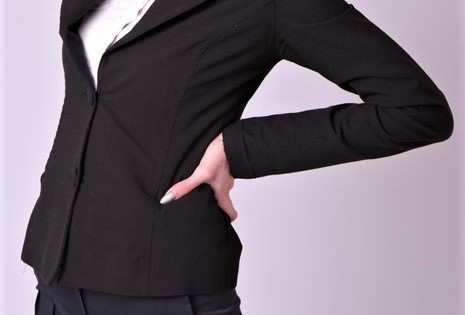 腰を押さえる女性