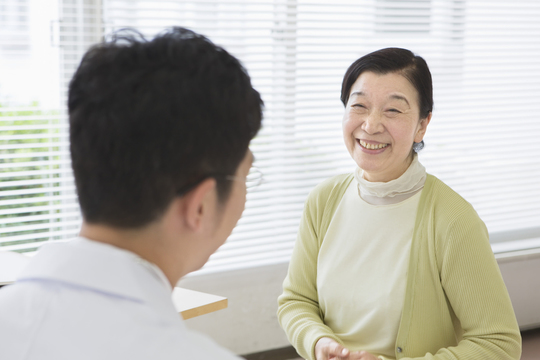 デスクで伸びをする男性