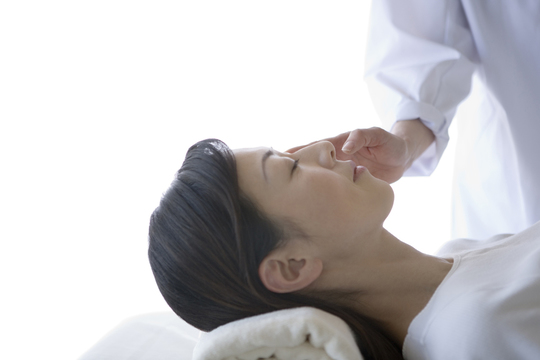 催眠施術を受ける女性