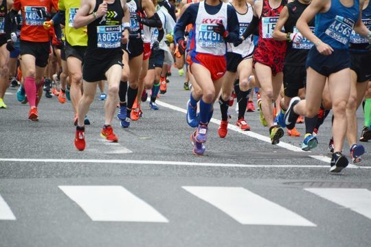 マラソン大会の足元
