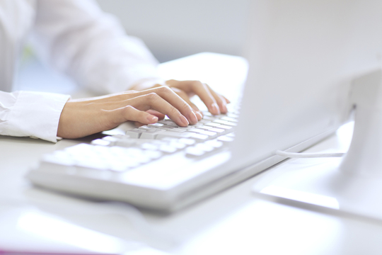 パソコンをする手元