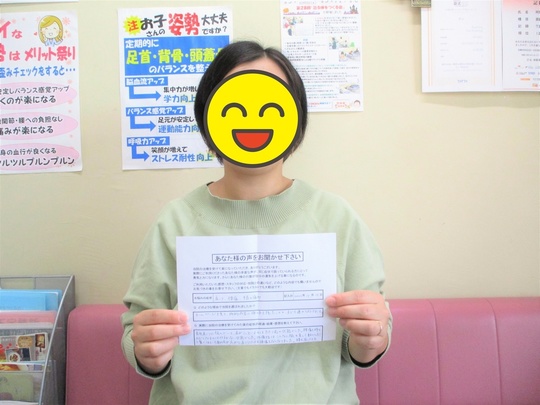 アンケート用紙を持つN・Wさん