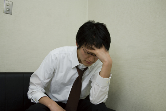 スマホを見る女性