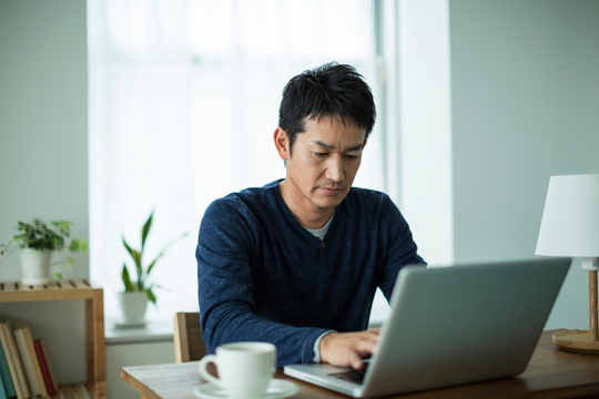 パソコンをしている男性