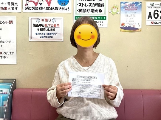 アンケート用紙を持ったMさん