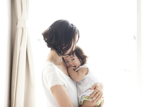 赤ちゃんんを抱っこする女性