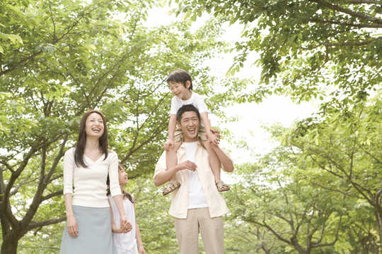 森林を散歩する家族