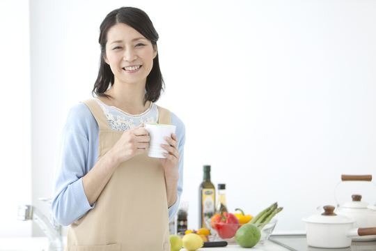 キッチンで微笑む女性