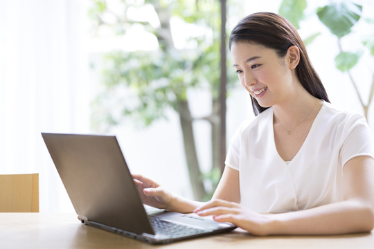 パソコンをする女性